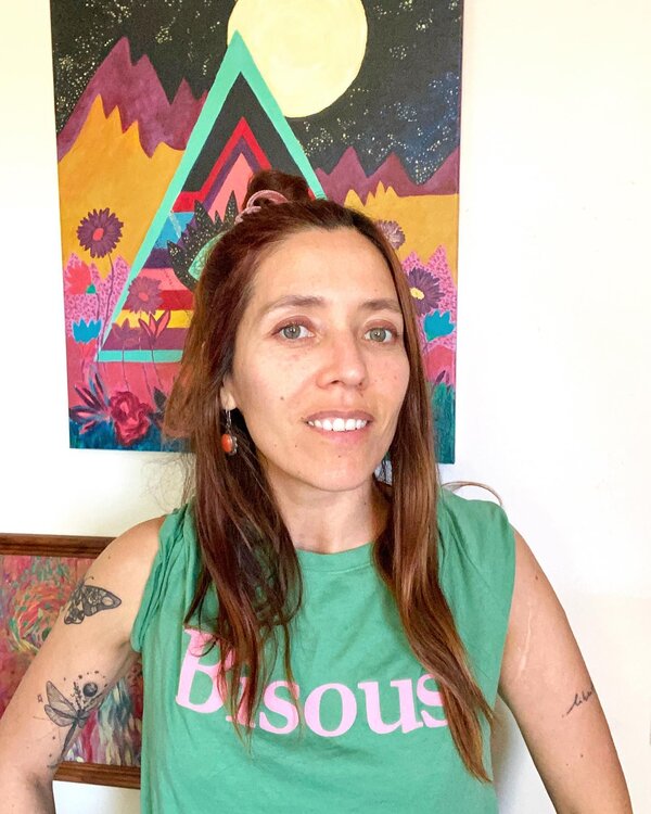 Alejandra Melo con sus pinturas
